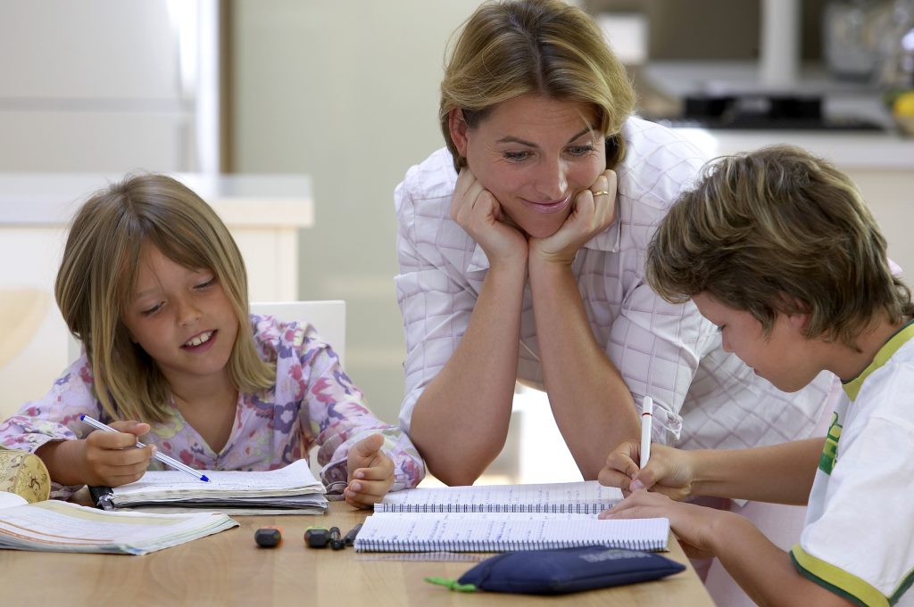 I genitori dovrebbero mostrare interesse sincero per il lavoro scolastico dei figli ma senza l’assillo del perfezionismo (Marka)