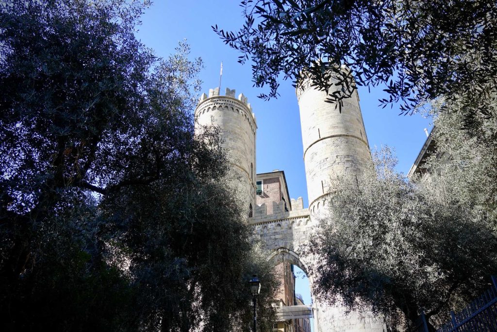 Le torri di Porta Soprana, anche detta Porta di Sant’Andrea, uno degli accessi medievali alla città.