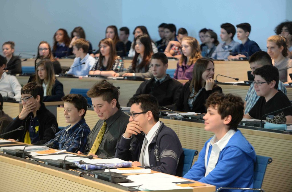 Educazione alla cittadinanza: i ragazzi della scuola media di Barbengo nella sala del Gran Consiglio (Ti-Press)