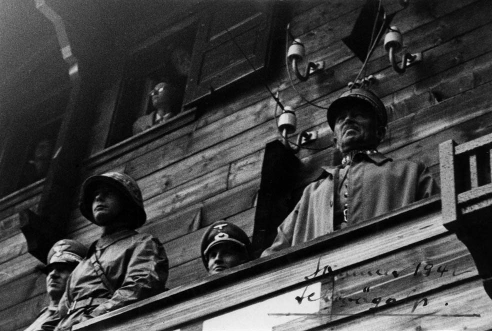 Il gen Guisan segue la dimostrazione dei granatieri alla Schwägalp con gli addetti alla difesa italiano e tedesco (1942) (Archivio Comando Forze Speciali)