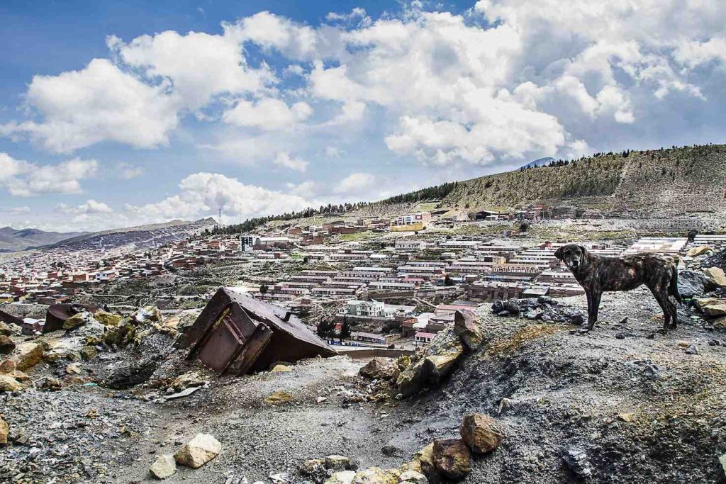 Vista sulla città e sul quartiere con le povere case dei minatori