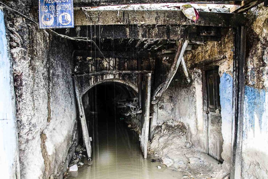 L’acqua invade spesso le gallerie rendendo il lavoro dei minatori ancora più difficile e poco salubre