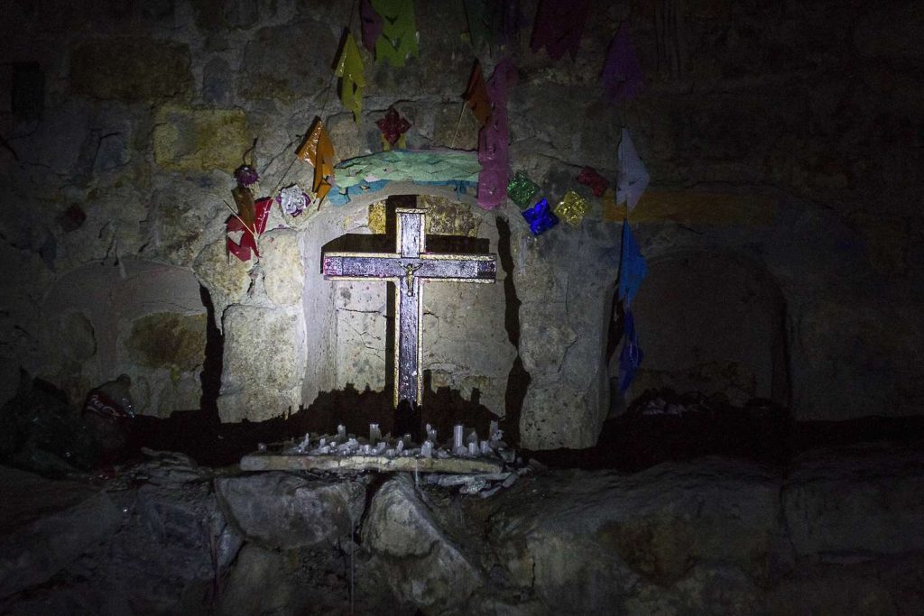 Un altare in onore del Cristo Minero, alter ego del demoniaco Tio