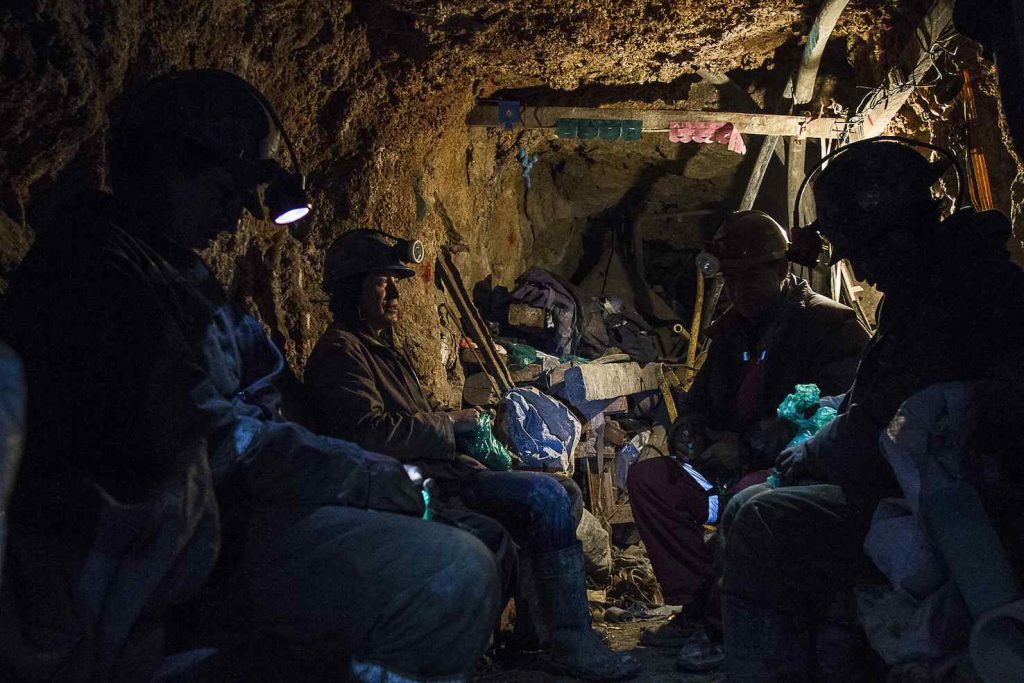 Una piccola caverna viene utilizzata come spazio ricreativo dai minatori in risalita dopo una giornata di lavoro