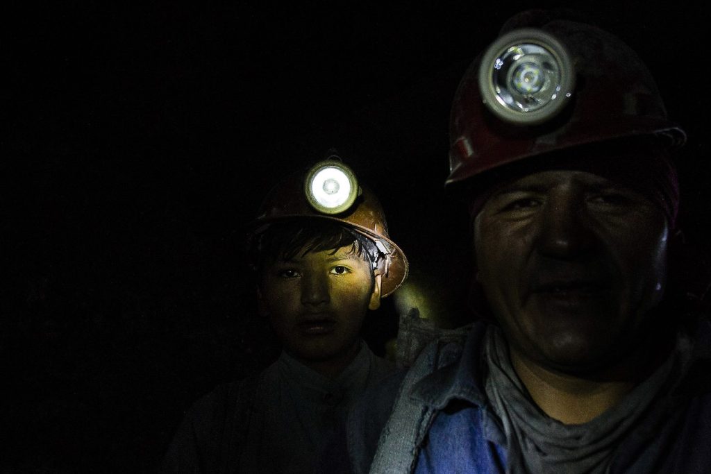 Un padre con suo figlio al suo primo giorno di lavoro. Fernando ha solo 15 anni, ma è considerato abbastanza grande per cominciare a lavorare in miniera