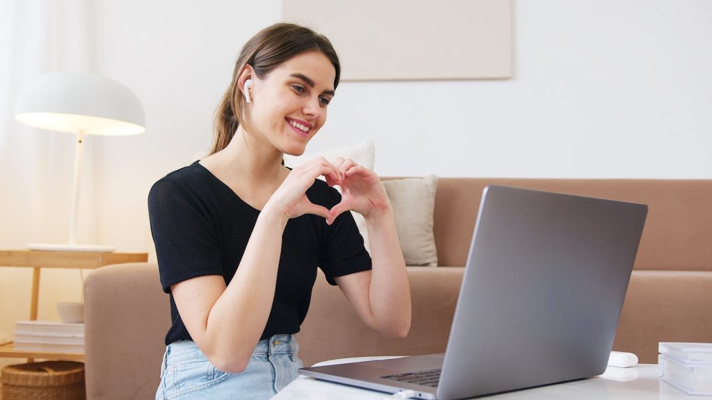 Oggi le relazioni a distanza nascono anche grazie all’uso dei social e delle applicazioni di <i>dating</i> (Pexels.com)
