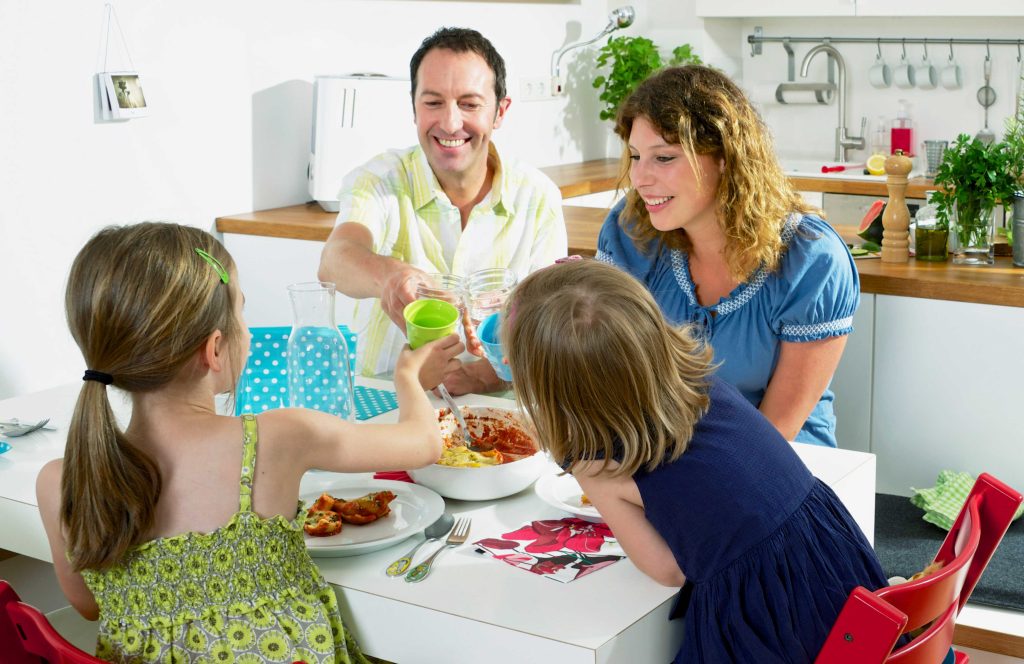 I genitori devono essere presenti nella vita dei figli e i pasti sono momenti fondamentali di incontro familiare (Marka)
