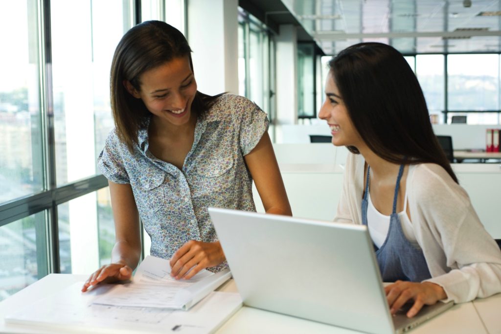 Sono molti i benefici che si hanno lavorando con un’amica (Marka)