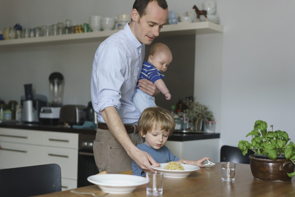 Il ruolo dei padri è un mix di storia, cultura e biologia (Marka)