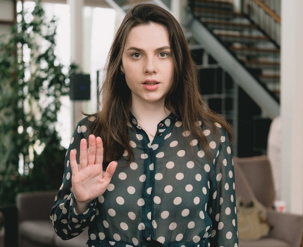 Porre dei limiti con le persone care ci può far sentire in colpa eppure a volte è necessario per vivere meglio (Pexels)