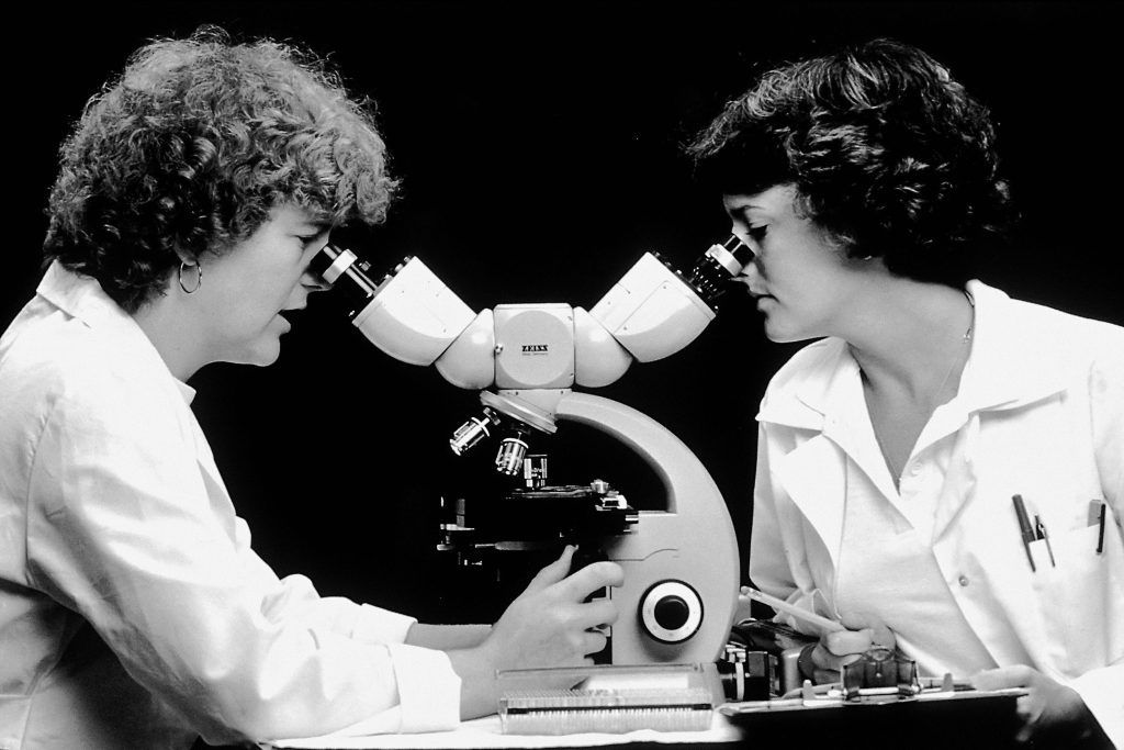 Le donne hanno contribuito a molte scoperte scientifiche, sono state però tenute lontane dalle accademie e dai circoli scientifici (Nacional Cancer Institute/Usplash)