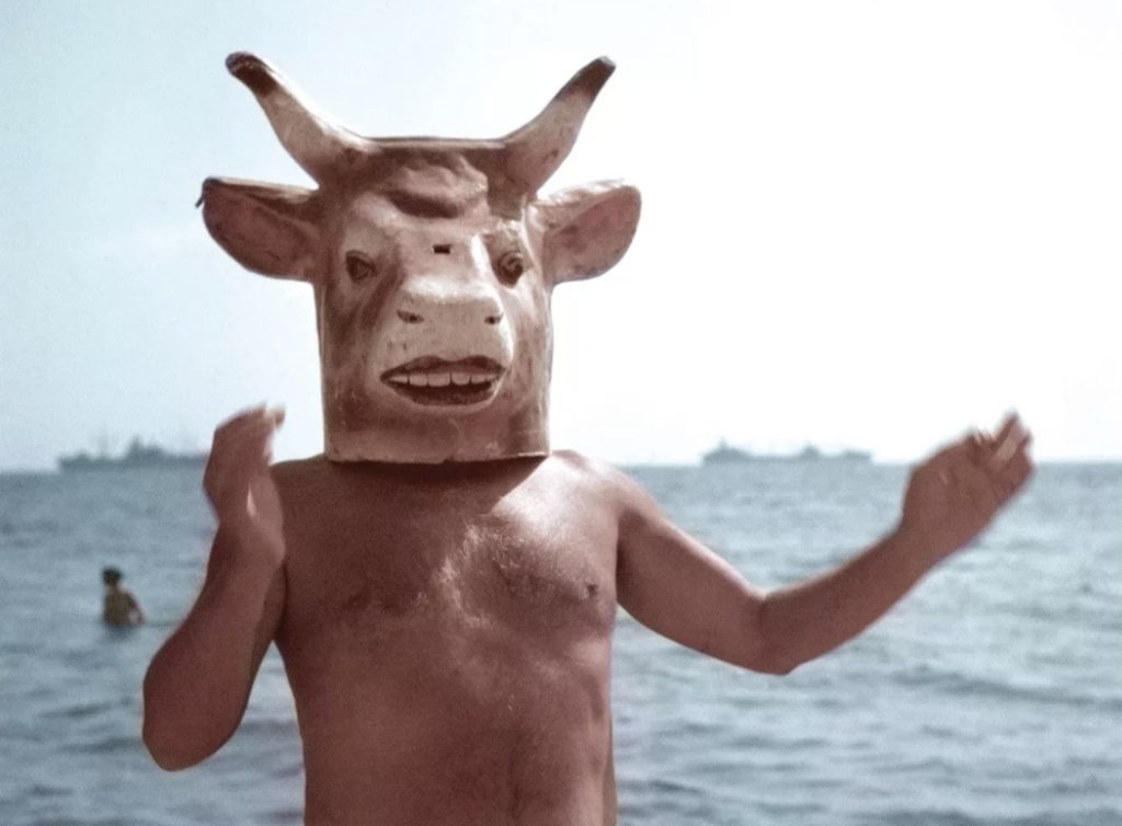 Picasso-Minotauro in una fotografia degli anni 40 scelta per la copertina del libro <i>Monsters: A Fan’s Dilemma</i>.