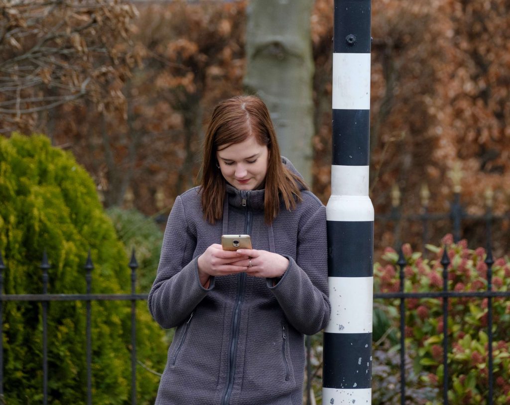 Lo smartphone fornisce una distrazione perenne anche quando non squilla e non arriva nessuna notifica (Shutterstock)