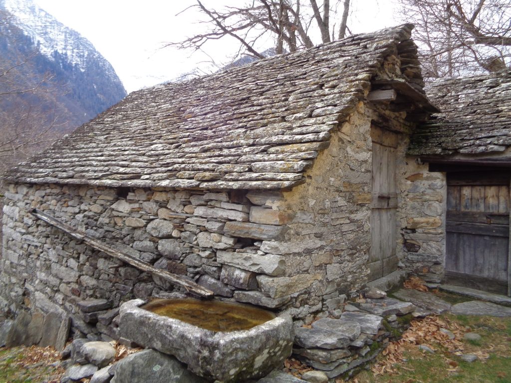 Vasca monolitica per il recupero dell’acqua piovana nel nucleo di Al Mátro (E. Stampanoni)