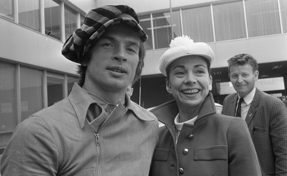 Rudolf Nureyev e Margot Fonteyn all'aeroporto di Amsterdam durante una tournée del Royal Ballet nel 1968 (Wikipedia)