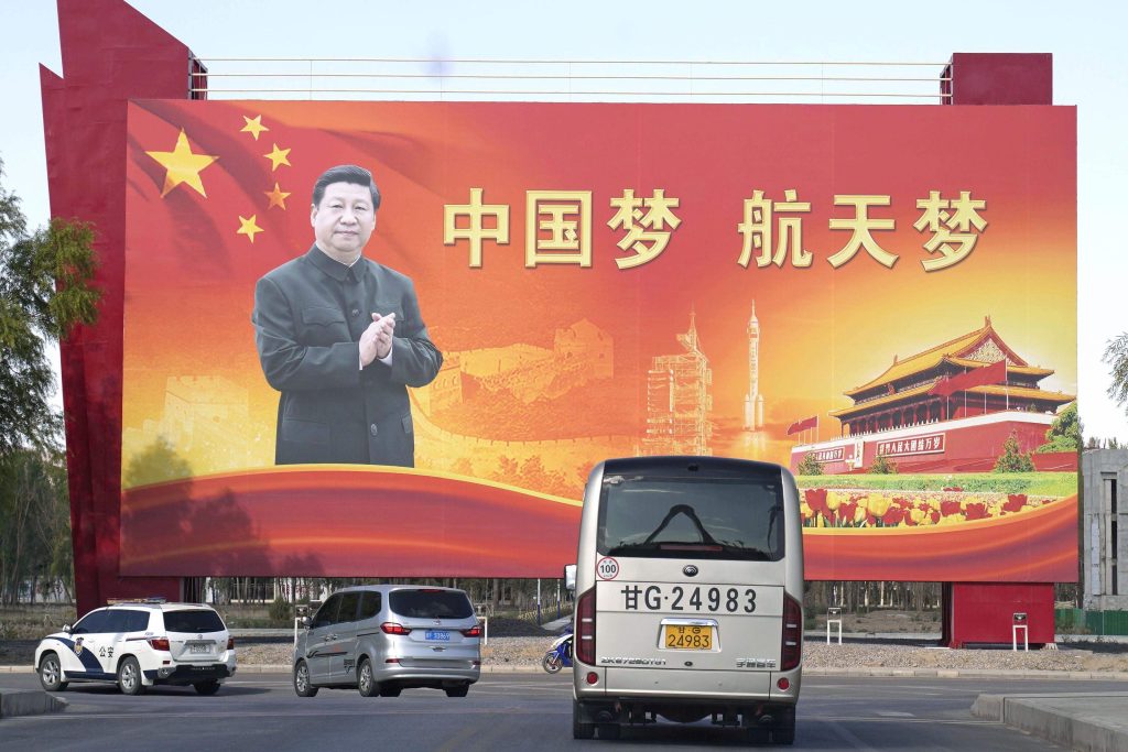 Un cartellone nella provincia di Gansu: Xi Jinping e lo slogan «Sogno cinese, sogno spaziale» (Keystone)