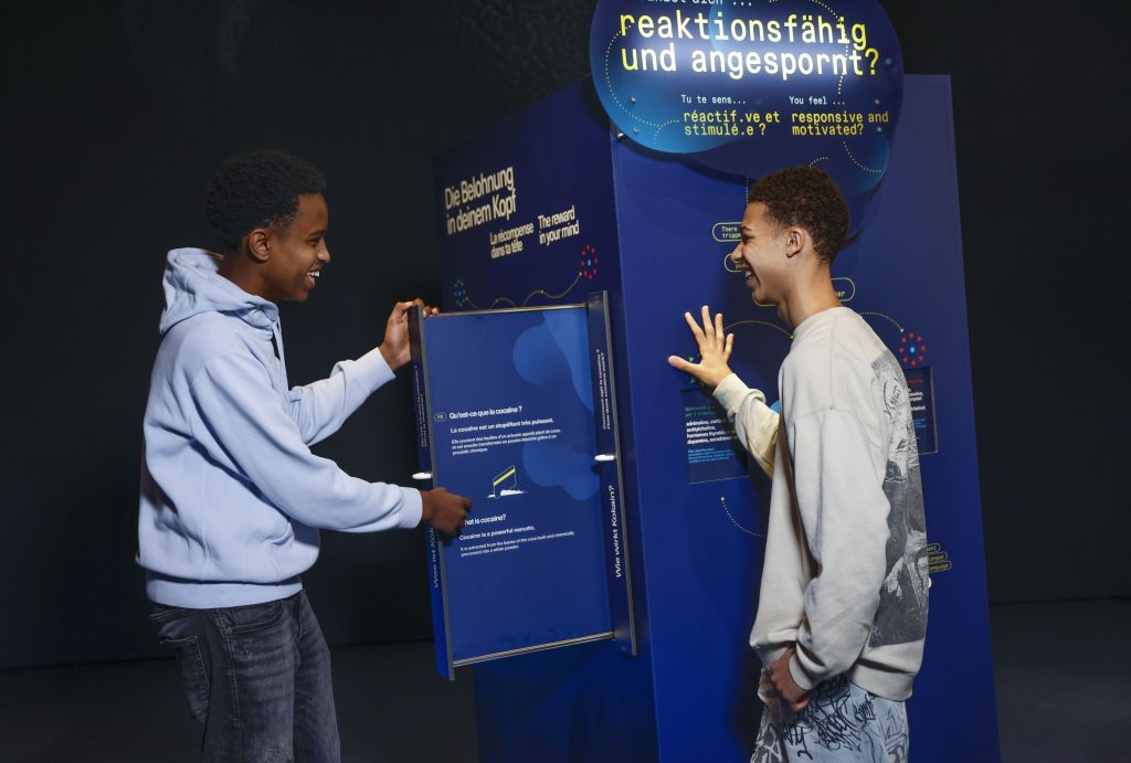 La mostra va a fondo delle varie sensazioni e si concentra sulle sostanze «intossicanti» (© Bernisches Historisches Museum, Bern. Foto: Stefan Wermuth)