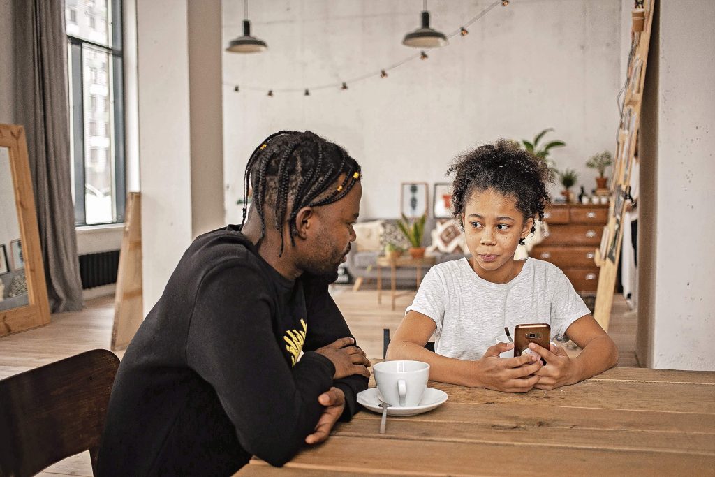 Con i figli teenager non esistono ricette universali, bisogna coltivare la capacità di adattarsi alle richieste e alle necessità dell’adolescente (Pexels)