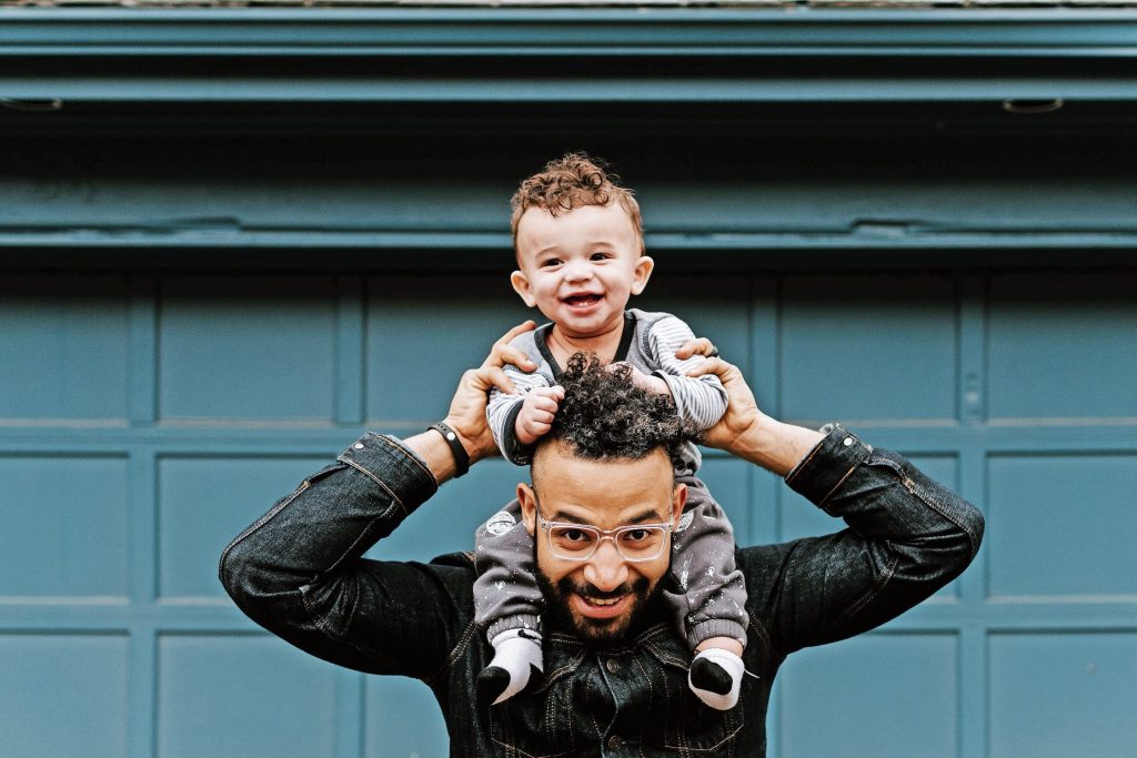 I giovani papà odiano il termine «mammo», apprezzano il congedo paternità e vorrebbero i fasciatoi nei bagni maschili (Unsplash)