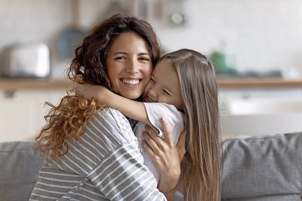 Se la mamma è soddisfatta e appagata ne traggono vantaggio anche i figli (Shutterstock)