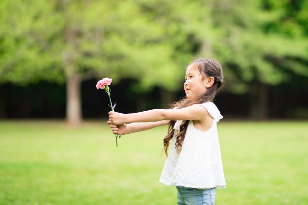 Saper esprimere un sentimento di gratitudine con i gesti e con le parole è una grande conquista (Shutterstock)