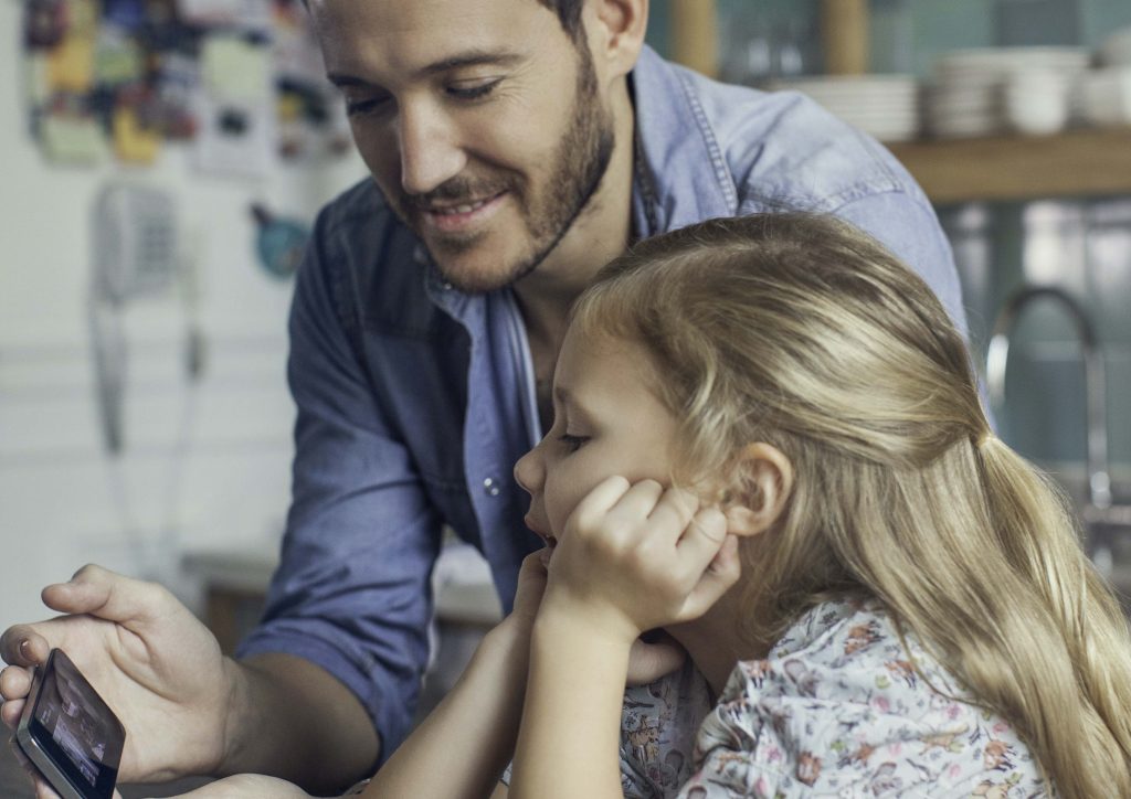 I nostri figli stanno sperimentando che cellulari e tablet fanno sentire meno soli e che il virtuale può essere utile e prezioso se unisce e non ferisce (Marka)