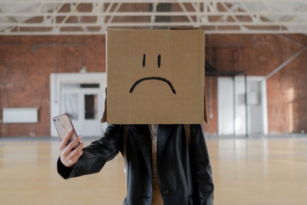 Ritoccare la propria foto con i filtri prima di postarla crea soddisfazione ma c’è il rischio di non piacersi più nella vita fuori dai social (Pexels.com)