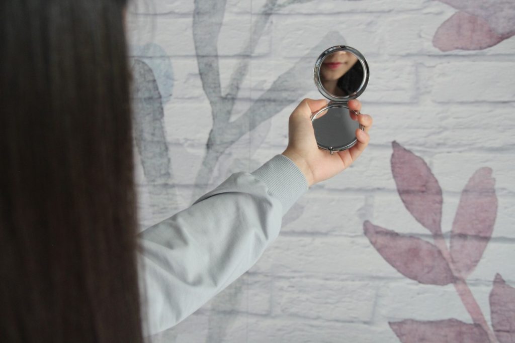 Brufoli e imperfezioni appaiono proprio nell'età in cui le ragazze iniziano a guardarsi molto di più allo specchio