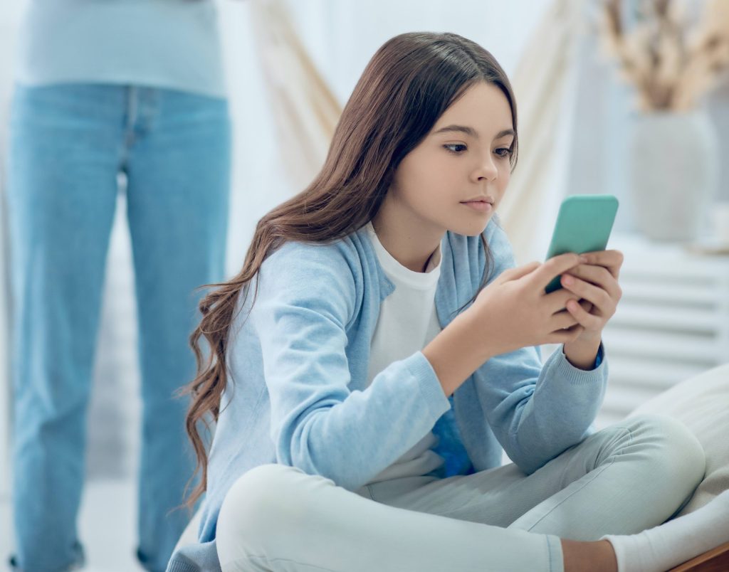 Gli adulti dovrebbero educare e sostenere gli adolescenti nell’utilizzo della Rete senza demonizzarla (Shutterstock)