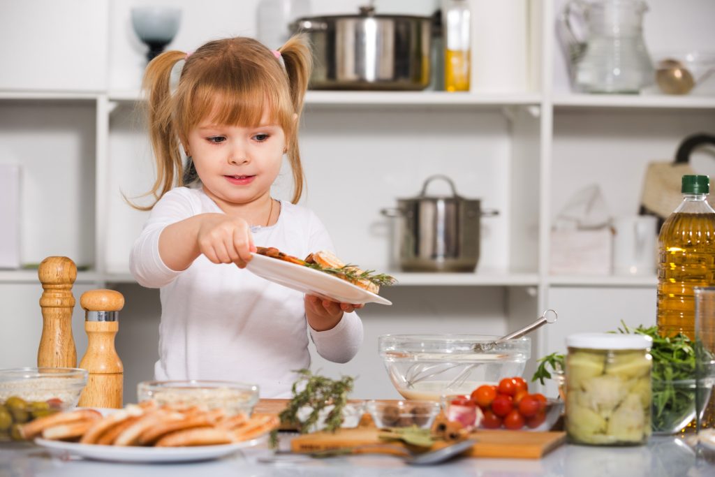 Rovesciare qualcosa? Capita, la prossima volta il bambino starà più attento, non serve sgridare né umiliare (Shutterstock)