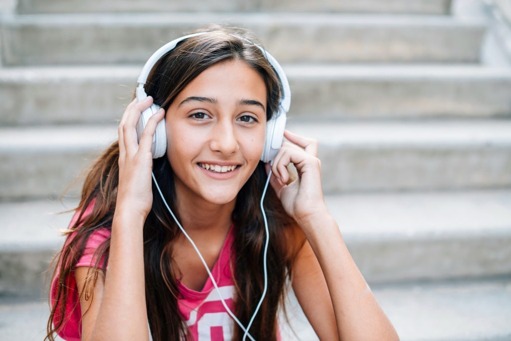 Conoscere la musica che ascoltano i ragazzi è utile per capire il loro mondo, ma lo è anche avvicinarli a esperienze artistiche a loro sconosciute (Marka)