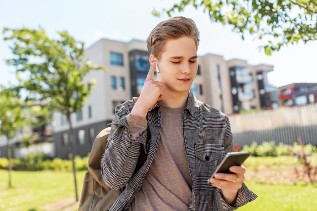 Si scarica l’episodio audio sullo smartphone e lo si ascolta dove e quando si vuole: è la nuova radio amata dagli adolescenti (Shutterstock)