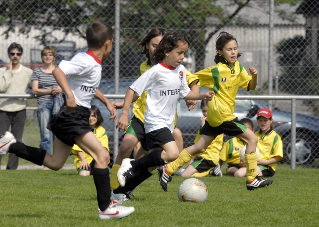 Correre (o pattinare, sciare, nuotare...), divertirsi, imparare a convivere serenamente con vittorie e sconfitte: questo è lo sport giovanile (Ti-Press)