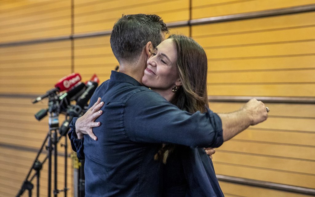 La premier neozelandese Jacinda Ardern abbraccia il compagno Clark Gayford dopo aver annunciato le sue dimissioni lo scorso 19 gennaio (Keystone)