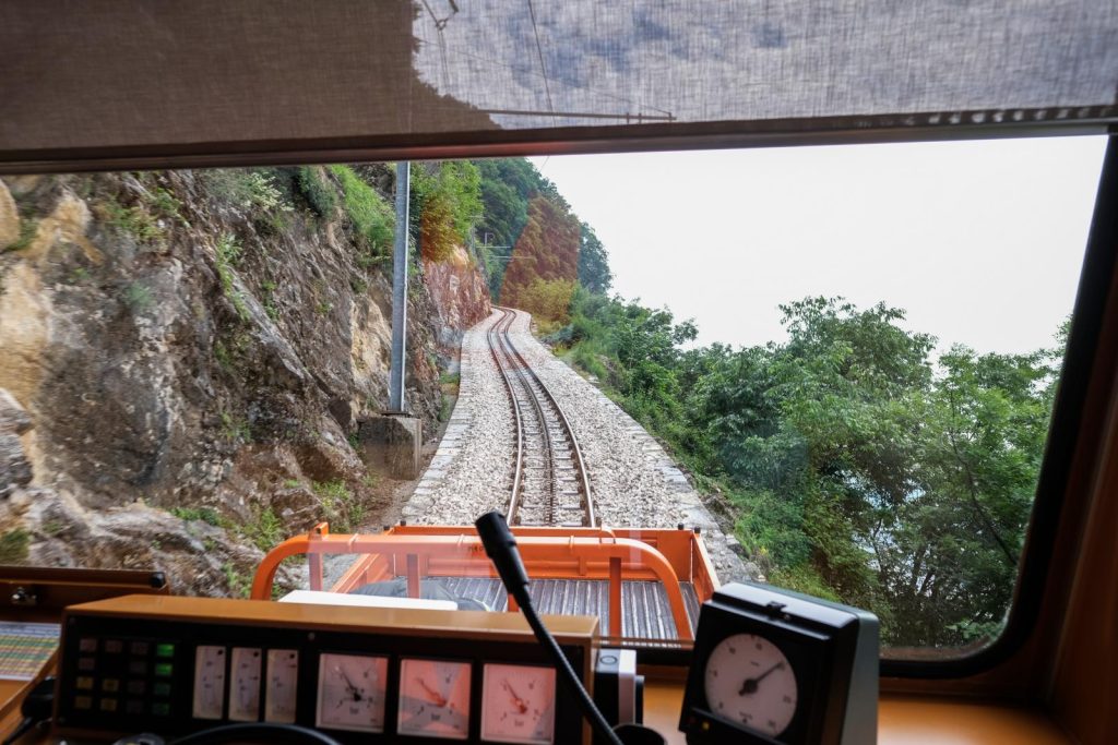 La cremagliera viaggia a una velocità media di 18 km/h. Il treno pesa 32,5 tonnellate (Bader)