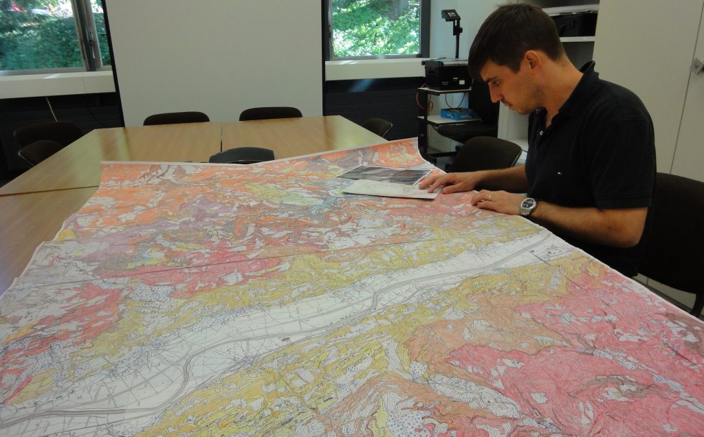 Filippo Schenker, geologo ricercatore SUPSI, sulla bozza 1:10 000 della carta geologica del Foglio Osogna, in dirittura d'arrivo, di cui è co-autore (E. Robert)
