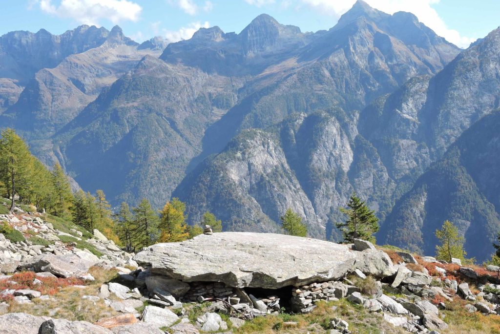 La straordinaria Grónda dal Amábil nella conca detritica del Corte di Cassinígn (1940 m circa) dell’Alpe Larécc, in territorio di Menzonio (Giuseppe Brenna)