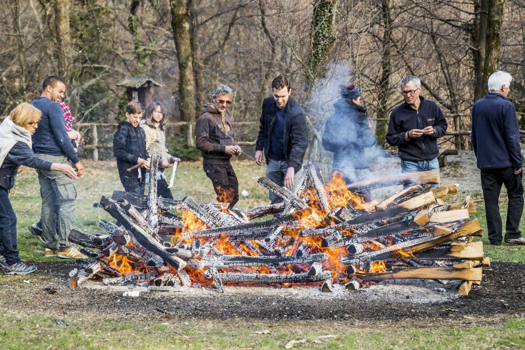 La preparazione della brace si fa in gruppo (Stefano Spinelli)