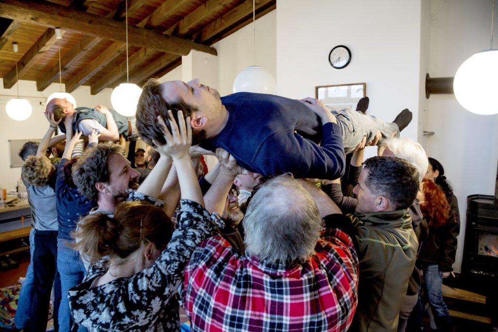 Esercizio per creare gruppo, per avere fiducia gli uni negli altri e in se stessi (Stefano Spinelli)