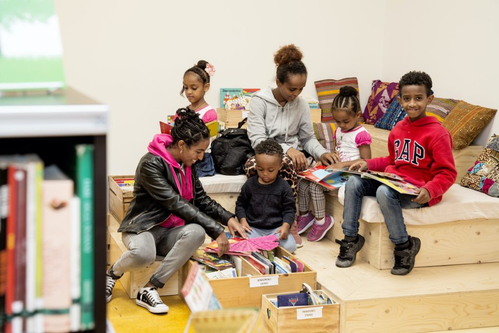 Per i bambini sotto i tre anni non si fa distinzione di lingua, i libri sono tutti mescolati nei cassettoni a terra da cui possono pescare (S. Spinelli)