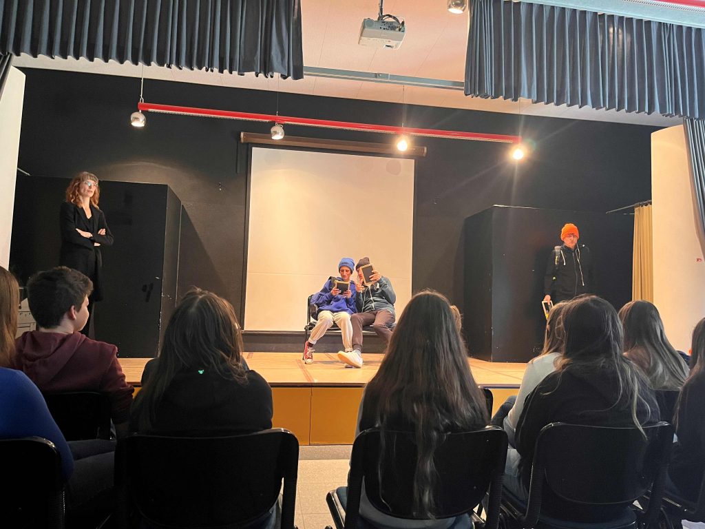 Un momento dello spettacolo Per un pugno di like che si rivolge a ragazzi delle scuole medie (S.Rossi Guidicelli)