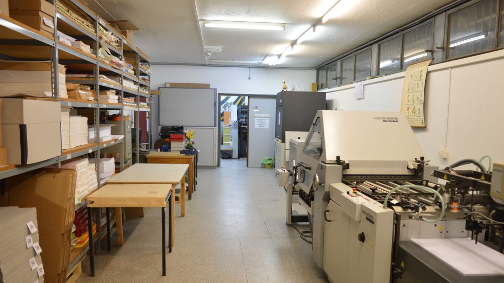 Il laboratorio di legatoria e stamperia all’interno della Stampa