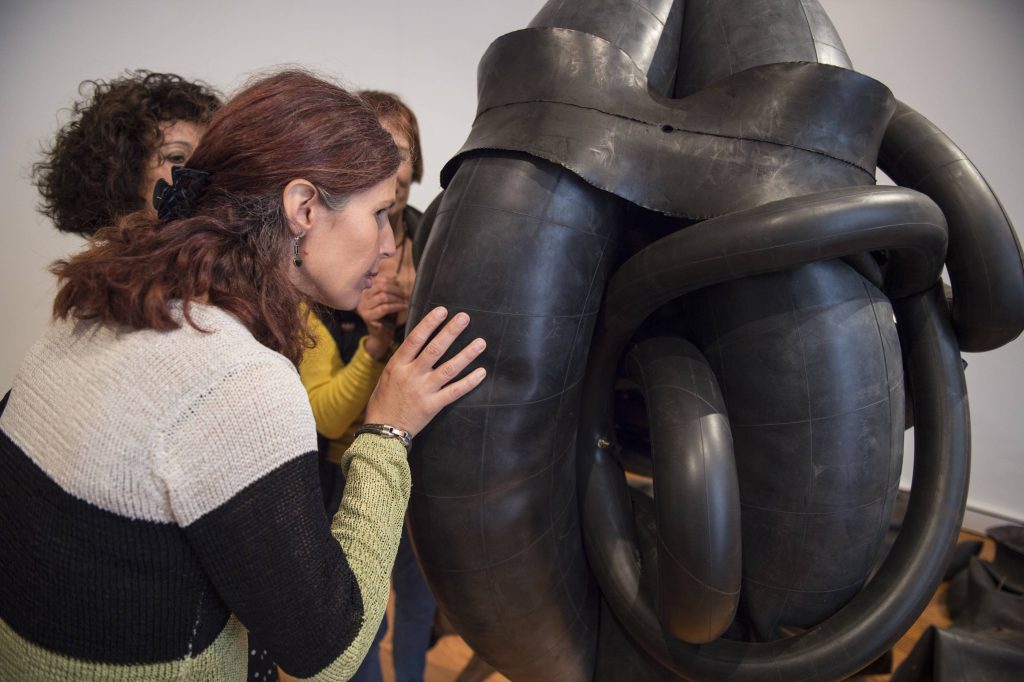 È possibile rendere accessibile l’arte alle persone con disabilità visive attraverso l’esplorazione tattile