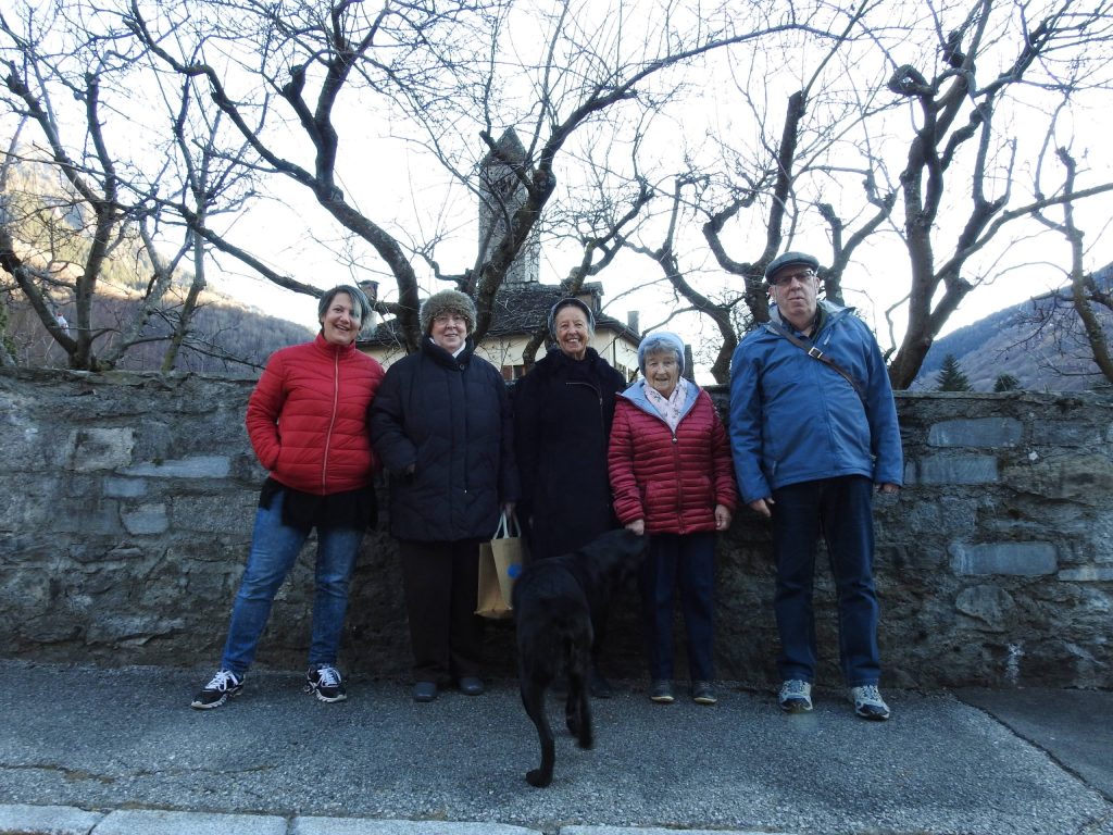 Da sinistra: l’animatrice Floriana Ciarpelli Bucovaz con Franca, Teresa, Irma e Brenno del gruppo Regione Solidale di Olivone