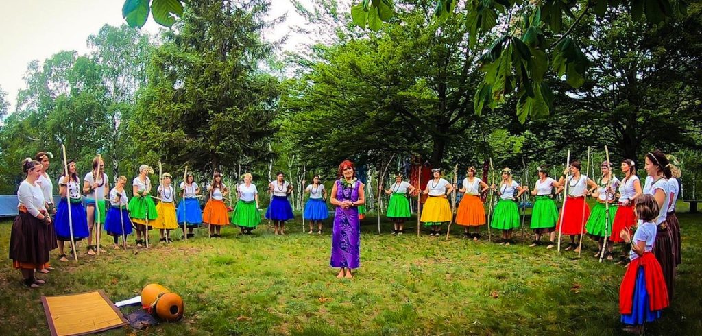 Lorenza Manetti-Beltrami con un gruppo di allievi della scuola Ohana hale ole di Lamone