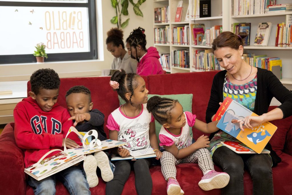 Letizia Fontana con giovanissimi utenti della BiblioBaobab (S. Spinelli)