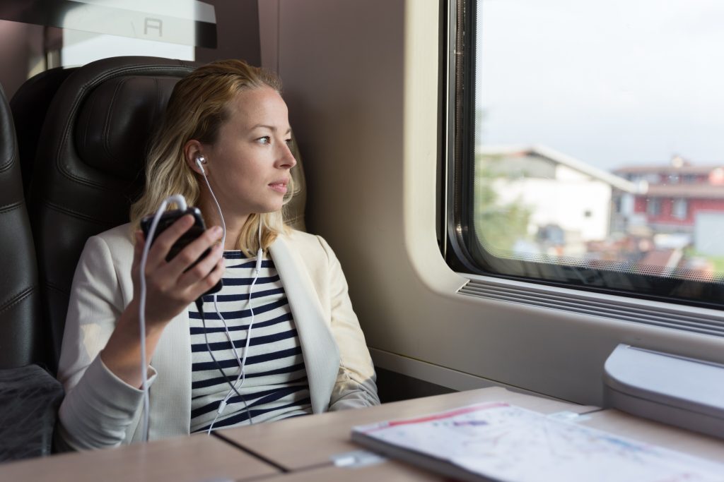 La maggior parte dei podcast sono ascoltati in cuffia ma in alcuni paesi si inaugurano le serie di successo con un lancio al cinema (Marka)