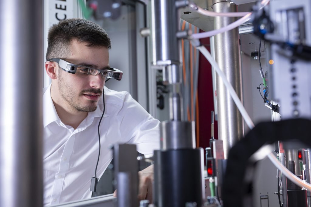 La realtà aumentata ha un grande potenziale ad esempio per manutenzioni o riparazioni a distanza (Wikimedia)