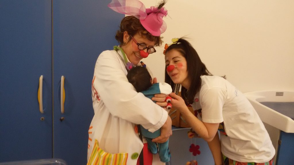 I Clown Dottori lavorano a stretto contatto con l’équipe sanitaria (Ridere per vivere)