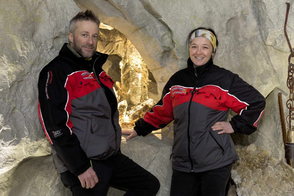 Agnese e Marco nella grotta che ospita i cristalli della Valle Bedretto (S. Spinelli)